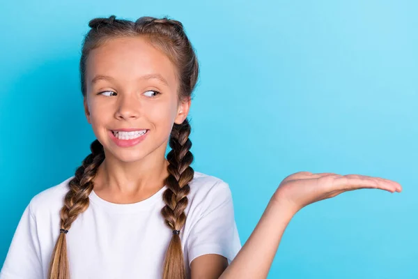 Foto Ung Liten Flicka Glad Positiv Leende Utseende Närvarande Produkt — Stockfoto