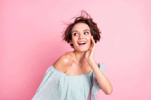 Foto Chica Alegre Joven Sonrisa Positiva Feliz Sueño Mirada Espacio —  Fotos de Stock