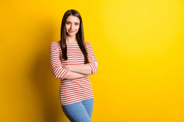 Retrato Menina Alegre Atraente Posando Braços Dobrados Copiar Espaço Branco — Fotografia de Stock