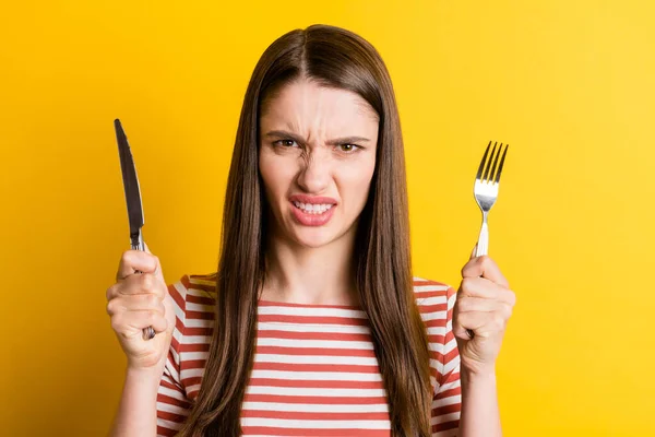 Retrato Menina Irritada Atraente Segurando Talheres Lanche Refeição Fast Food — Fotografia de Stock