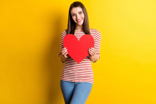 Retrato Menina Alegre Atraente Segurando Coração Medicina Cartão Cardíaco Isolado — Fotografia de Stock