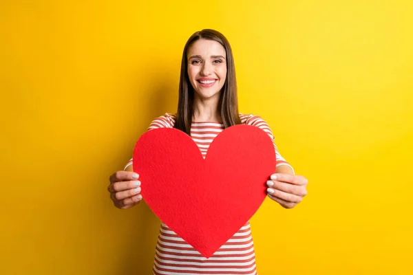 Portret Van Aantrekkelijke Vrolijke Meisje Holding Geven Grote Hart Kaart — Stockfoto