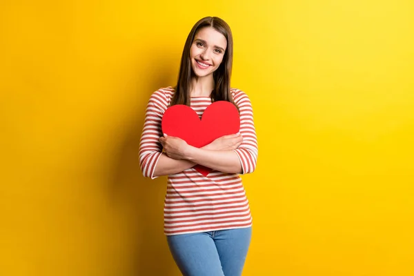 Retrato Menina Gentil Alegre Atraente Abraçando Cartão Coração Cuidados Saúde — Fotografia de Stock