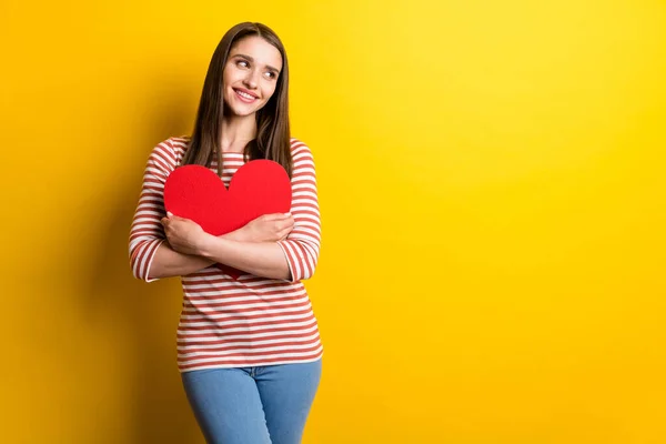 Retrato Menina Alegre Atraente Abraçando Cartão Saúde Medicina Olhar Espaço — Fotografia de Stock