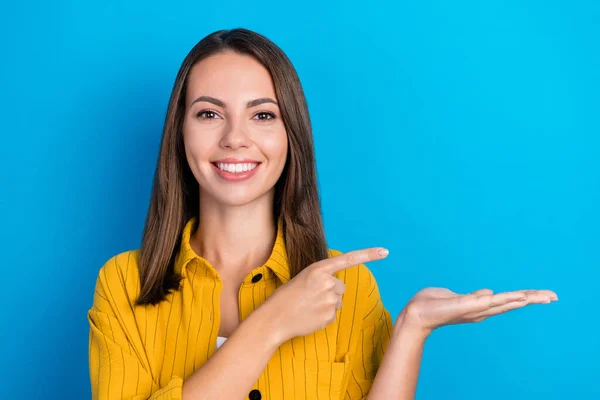 Foto Bella Joven Morena Lady Point Hold Espacio Vacío Desgaste —  Fotos de Stock