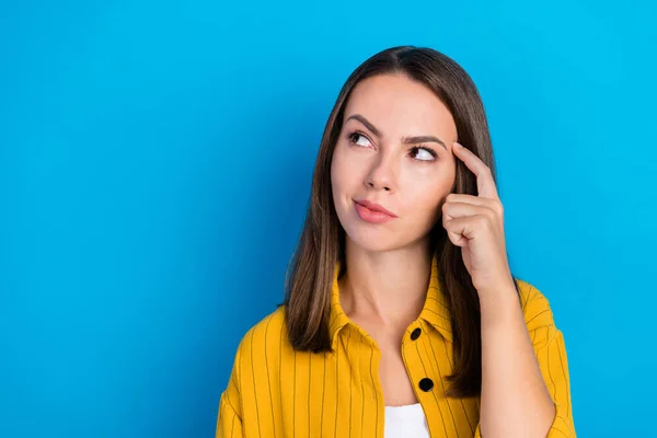 Foto Drömmande Sinnad Ung Kvinna Peka Finger Huvud Ser Tomt — Stockfoto