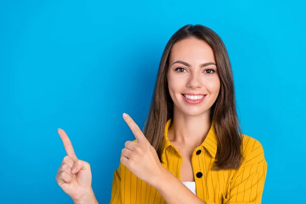 Foto Charmig Glad Ung Kvinna Peka Finger Tomt Utrymme Kommentar — Stockfoto