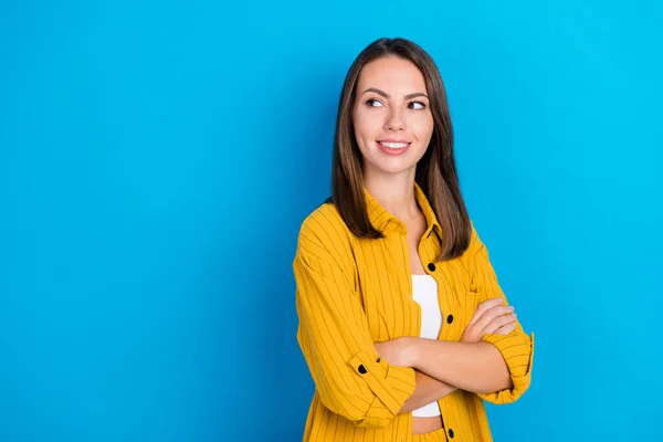 Foto Sognante Fiduciosa Giovane Donna Tenere Mani Incrociate Sguardo Spazio — Foto Stock