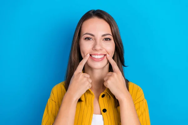 Zdjęcie Młoda Ładna Kobieta Punkt Palce Zęby Dentysta Stomatologia Ustnej — Zdjęcie stockowe
