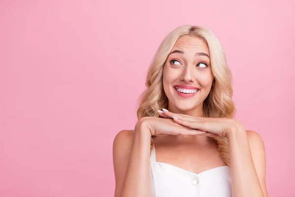 Foto Doce Brilhante Jovem Mulher Vestida Branco Geral Sorrir Braços — Fotografia de Stock