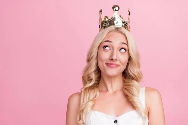 Foto Niña Feliz Sonrisa Positiva Desgaste Corona Reina Sueño Pensar —  Fotos de Stock