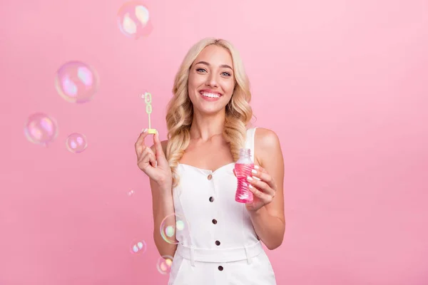 Foto Niña Feliz Sonrisa Positiva Mosca Burbujas Espuma Infantil Verano —  Fotos de Stock