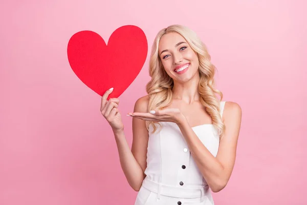 Foto Bonito Doce Jovem Mulher Vestida Branco Apontando Braço Grande — Fotografia de Stock