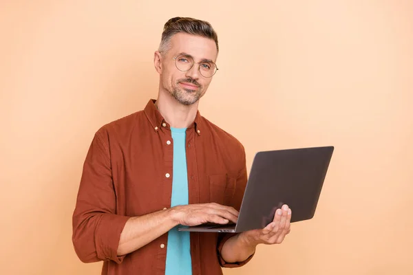 Foto Smart Ceo Mogen Kille Använder Netbook App Kommunicera Partners — Stockfoto