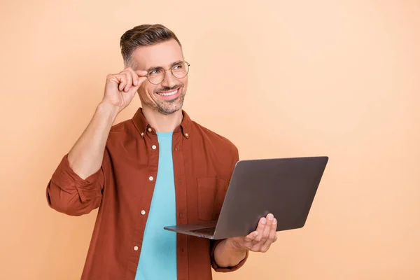 Photo Marketer Middle Aged Guy Hold Netbook Device Look Empty — Stock Photo, Image