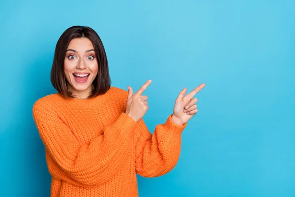 Retrato Chica Alegre Divertida Atractiva Sorprendida Demostrando Espacio Copia Novedad —  Fotos de Stock