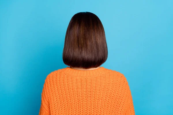 Arkaya Bak Çekici Kahverengi Saçlı Kız Portresi Parlak Mavi Arka — Stok fotoğraf
