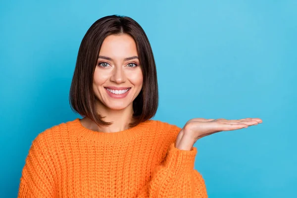 Çekici Neşeli Bir Kızın Portresi Avuç Içi Fotokopi Alanı Tutarken — Stok fotoğraf