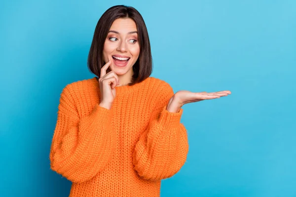 Retrato Atraente Menina Alegre Surpreso Segurando Decisão Solução Anúncio Palma — Fotografia de Stock