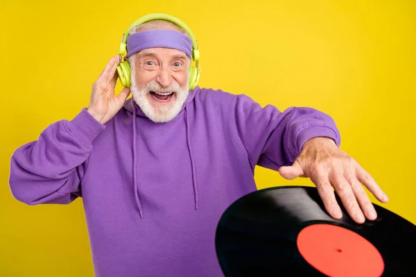 Photo Cheerful Aged Man Listen Music Headphones Vinyl Clubber Isolated — Stock Photo, Image