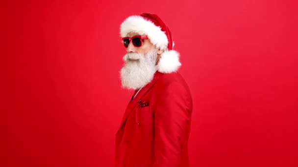 Auto-confiante alegre fresco Papai Noel cruzado mãos preparar viagem pólo norte — Vídeo de Stock