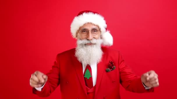 Cheerful retired old man santa tux costume take off glasses raise thumb up — Stock Video