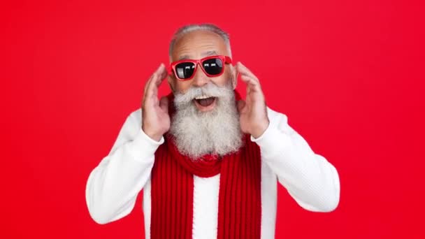 Grateful adorable santa grandpa hands cheeks show appreciation — Stock Video
