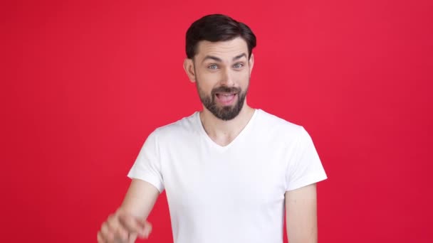 Человек шоу Оки символ решить идеальное рекламное решение изолированный красный цветовой фон — стоковое видео