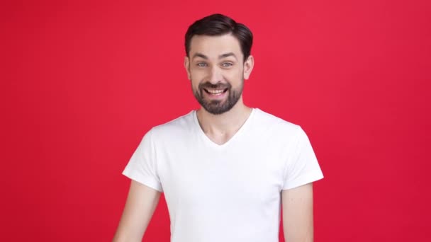Man promotor tonen okey teken advertentie voorstel geïsoleerde rode kleur achtergrond — Stockvideo