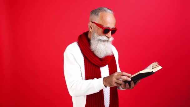 Claus inteligente santa leer cuento de hadas cola x-mas villancico abrazar libro de texto — Vídeos de Stock