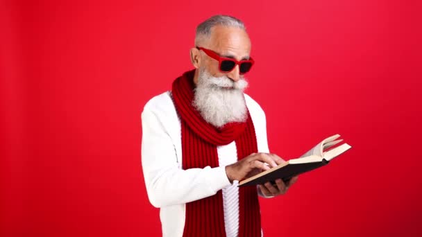 Pozytywny inteligentny Santa dziadek czytać książki mają doskonały pomysł twórczy — Wideo stockowe