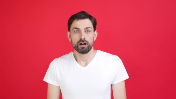 Вражений шокований бородатий чоловік несподівана реакція новин — стокове відео