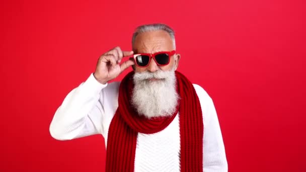 Раздраженный высокомерный Санта дедушка снимает солнцезащитные очки спорить показать средний палец — стоковое видео