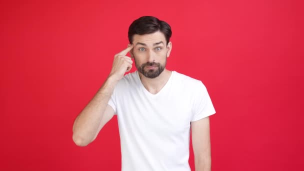 Muž zastavit přítel špatné rozhodnutí ztratit mysl izolované červené barvy pozadí — Stock video