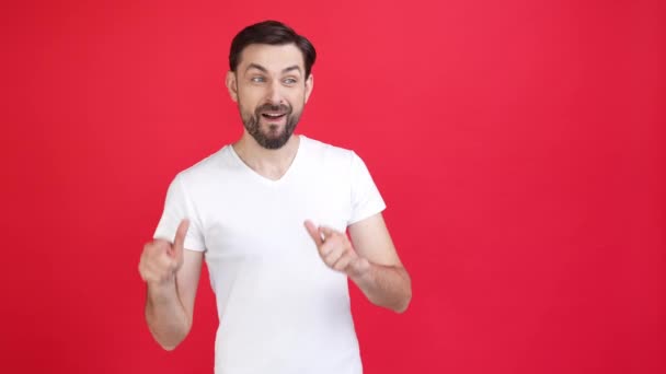 Radostný muž bod ruka červená barva pozadí neuvěřitelné smlouvat izolované — Stock video