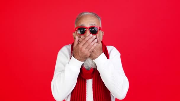 Szavak nélküli megdöbbent őrült nyugdíjas nagypapa tenyér fedél száj eladó reakció — Stock videók