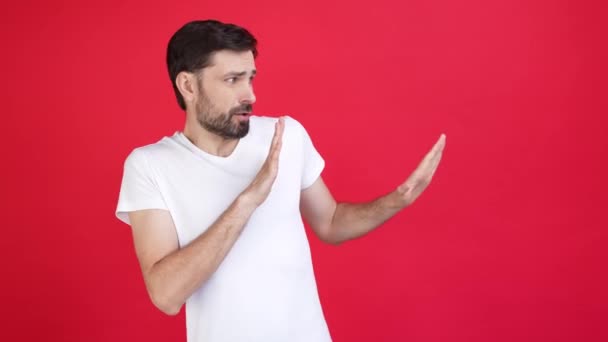 Aggódó ember nem szeret táska piszkos illat üres tér elszigetelt piros szín háttér — Stock videók