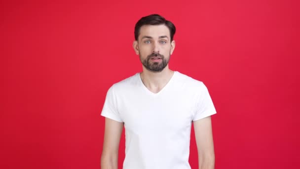Ne pas déplacer panique homme nerveux croix bras interdiction isolé couleur rouge arrière-plan — Video