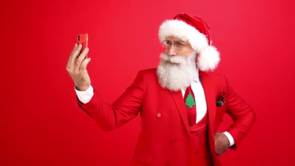 Pozytywny charyzmatyczny dziadek zrobić portret smartfon selfie show v-sign — Wideo stockowe