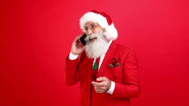 Sosyal arkadaş canlısı Noel Baba iş adamı telefon görüşmesi. İyi konuşmalar. — Stok video