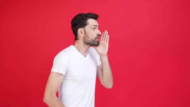 Profil pohled na nervózní nervózní promotér muž křik novinky dlaň otevřená ústa — Stock video