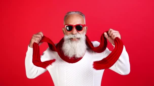 Imágenes en cámara lenta contento inspirado ventilador de fútbol Santa Claus apoyo equipo favorito — Vídeo de stock
