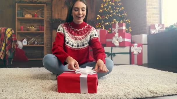 Забавная милая милая леди приготовила сюрприз бойфренду Рождественскую вечеринку — стоковое видео