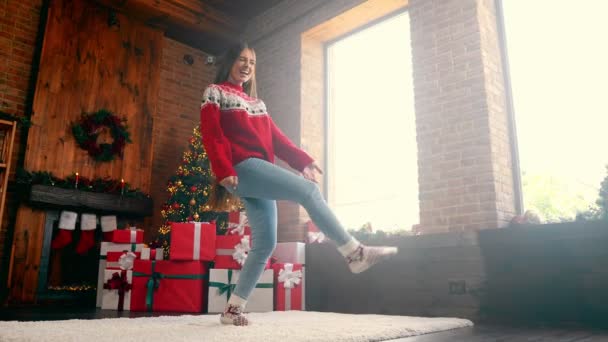 Fou drôle actif positif dame profiter de danse jeter cheveux longs x-mas événement concept — Video