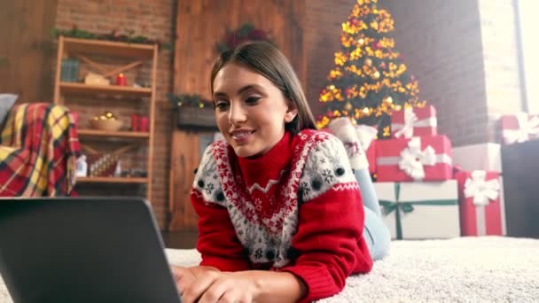 Positiv frilans programmerare dam skriva netbook våg hand fjärrsamtal video — Stockvideo