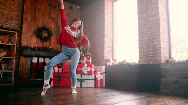 Amuzant superba dansatoare uimitoare fata lung coafura moderne contemporane mişcări — Videoclip de stoc