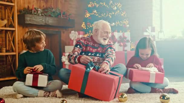 Keluarga yang ceria menerima kiriman hadiah membongkar kotak — Stok Video
