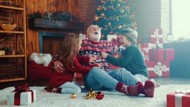 Verrückte funky Familie haben x-mas Spaß Enkelkinder kitzeln Opa — Stockvideo