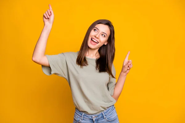 Foto Van Jong Blij Opgewonden Vrolijk Lachend Positief Meisje Dansen — Stockfoto