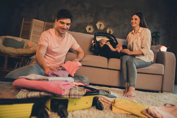 Foto Papá Poner Ropa Equipaje Mamá Sentarse Sofá Con Asiento —  Fotos de Stock